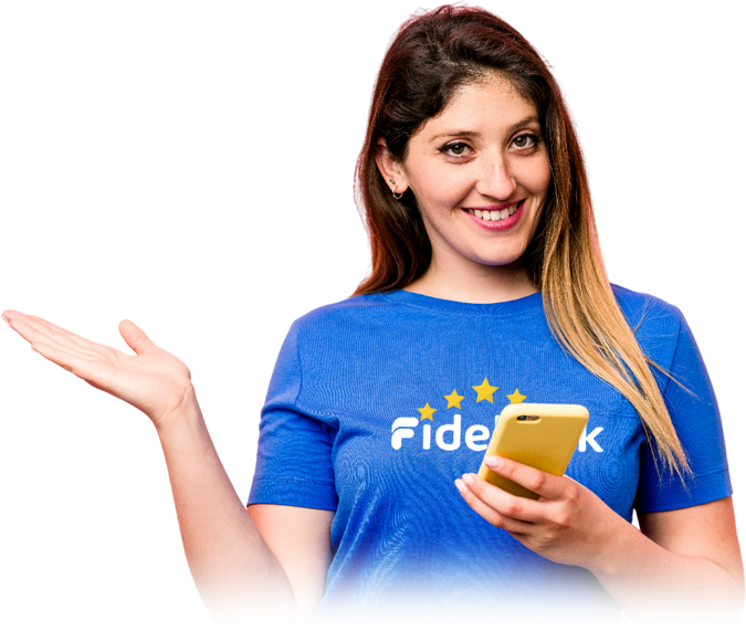 Mulher sorrindo usando o aplicativo de fidelidade